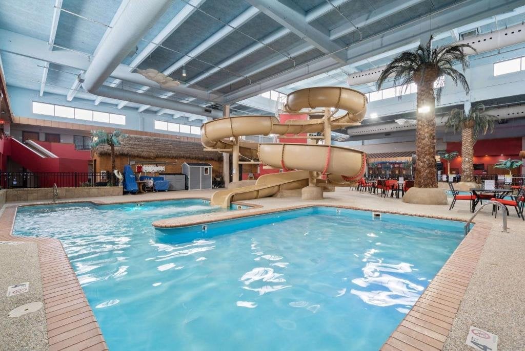  Ramada Sioux Falls Airport Hotel and Suites Waterpark Resort & Event Center Indoor pool