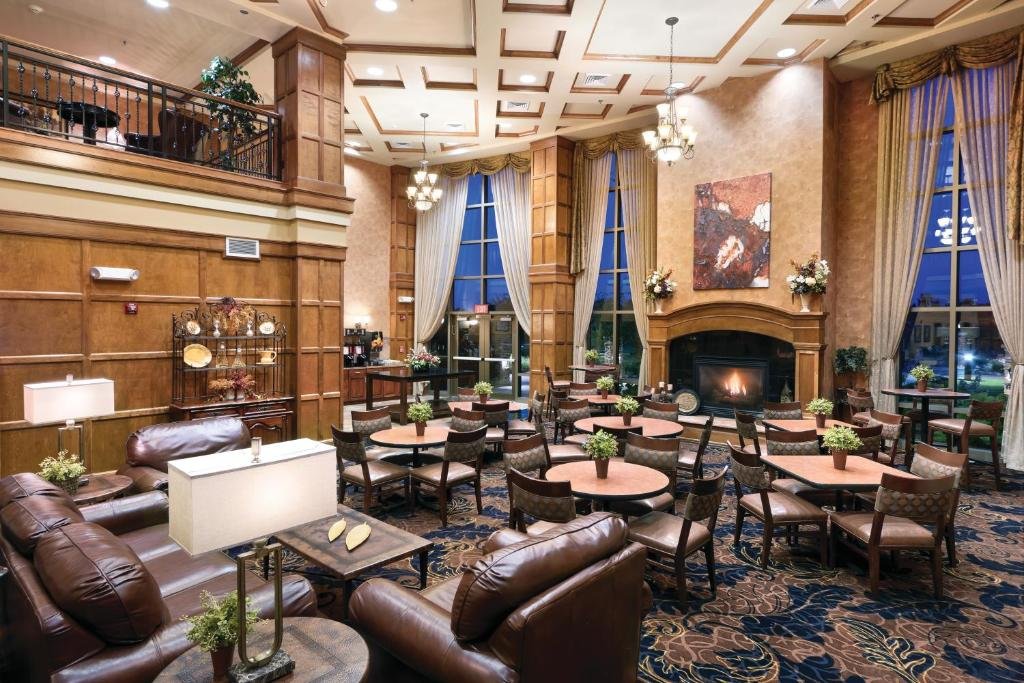Sioux Falls ClubHouse Hotel and Suites Lounge Area