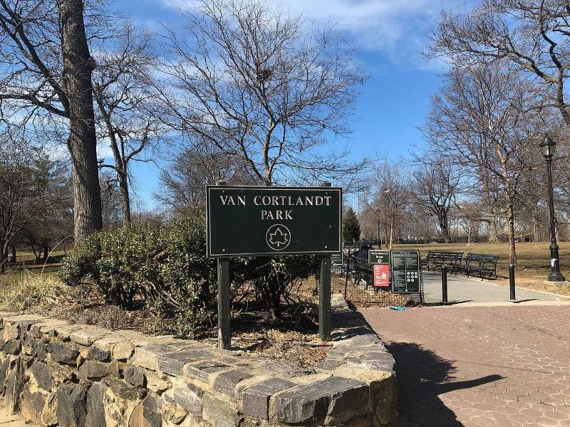 Trail and sign in Van Cortlandt Park