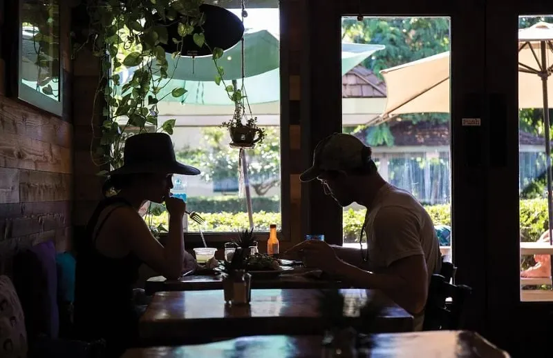Two people chatting at the Beet Box Cafe in Kailua, HI