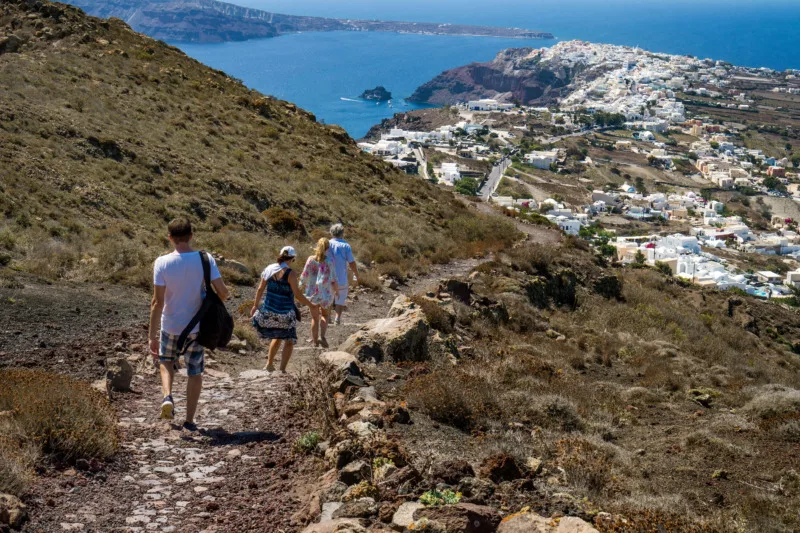 Fira Oia trail with hikers and the view of Oia from above