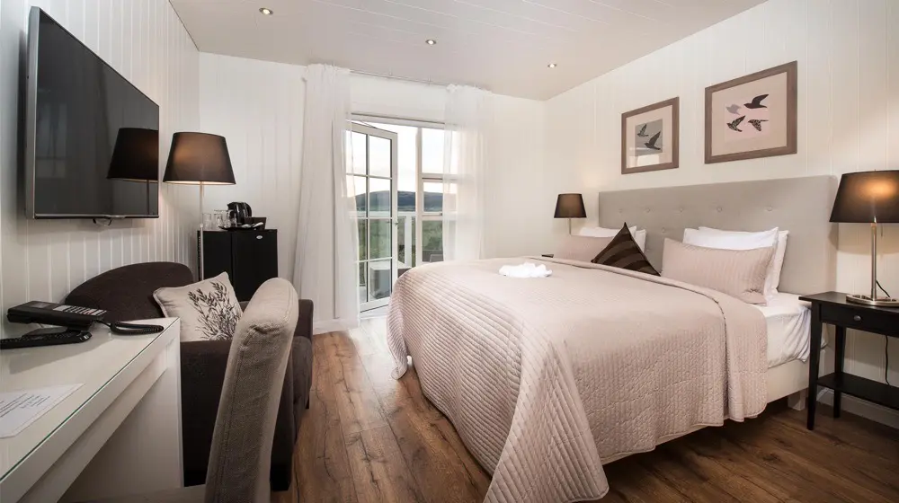 A stylish bedroom in Hotel Grimsborgir.